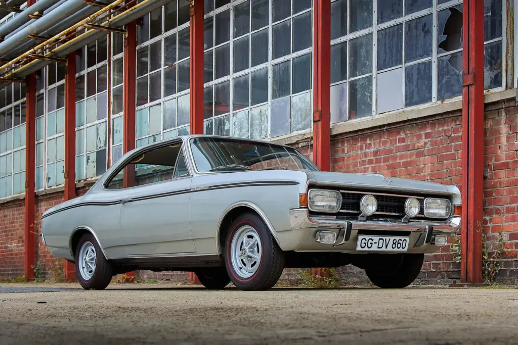 Opel Rekord C: el clásico que revolucionó la gama media cumple 60 años y sigue inspirando al Astra 3 Motor16 Opel Rekord C Sprint Motor16