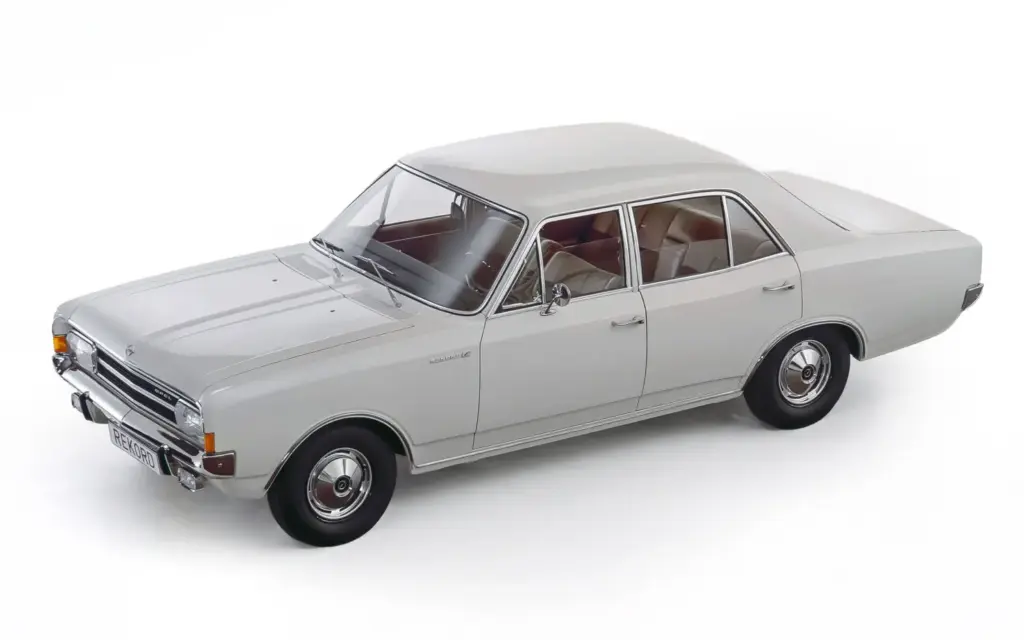 Opel Rekord C: el clásico que revolucionó la gama media cumple 60 años y sigue inspirando al Astra 4 Motor16 Opel Rekord C2 Motor16