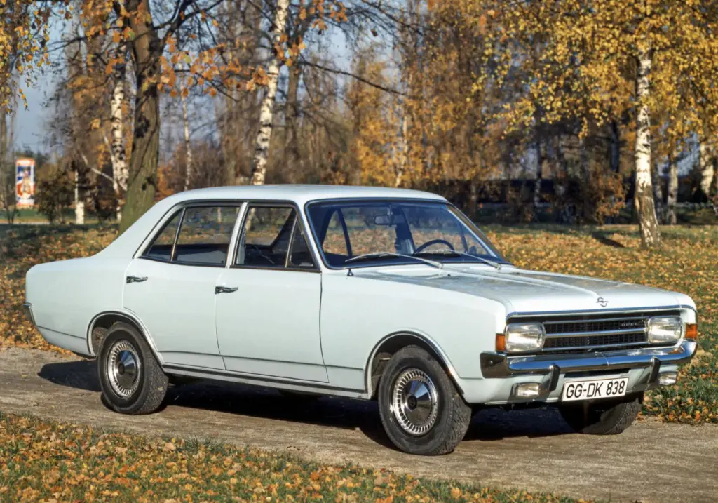 Opel Rekord C: el clásico que revolucionó la gama media cumple 60 años y sigue inspirando al Astra 16 Motor16 Opel Rekord C3 Motor16