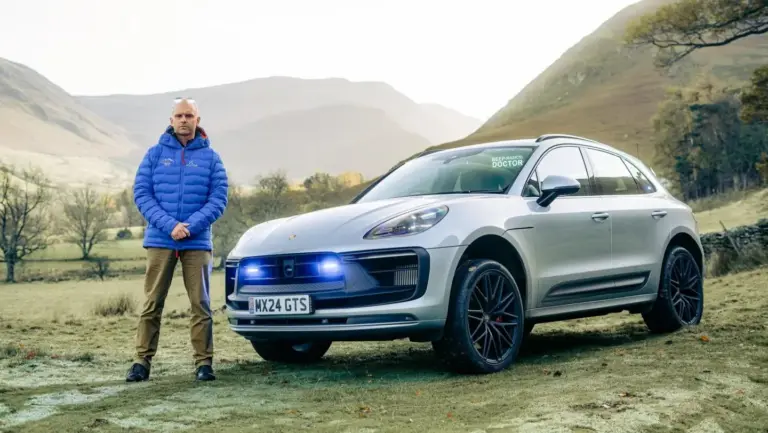 Un doctor en un pueblo remoto de Gran Bretaña y el Porsche Macan GTS en el que confía para salvar vidas