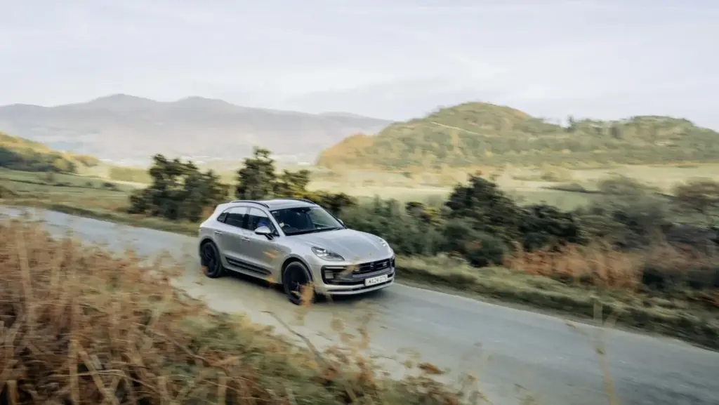 Un doctor en un pueblo remoto de Gran Bretaña y el Porsche Macan GTS en el que confía para salvar vidas 6 Motor16 PORSCHE MACAN GTS URGENCIAS JOHN FERRIS GRAN GRETANA11 Motor16