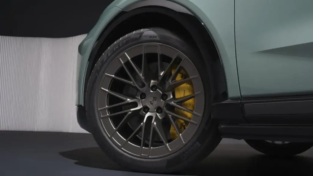 Pirelli y los zapatos creados a la medida del Porsche Cayenne Turbo Electric y sus 1.156 CV 1 Motor16 2026 Pirelli P Zero para Porsche Cayenne Electric. Imagen detalle.