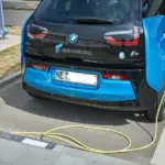 Rheinmetall estrena el cargador de coche eléctrico con enchufe en el bordillo de la acera