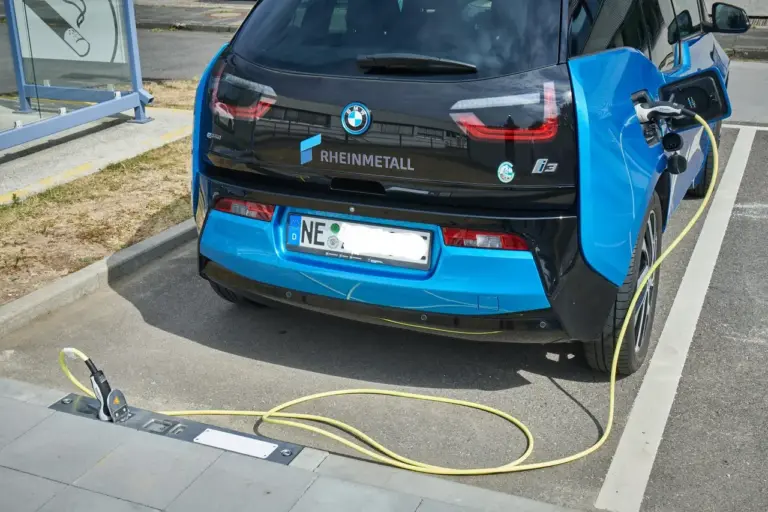 Rheinmetall estrena el cargador de coche eléctrico con enchufe en el bordillo de la acera
