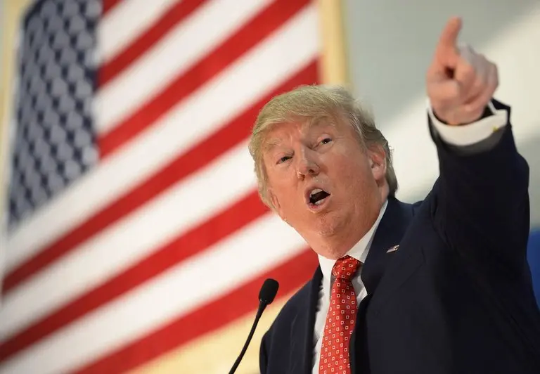 Trump sube al 50% los aranceles a los coches canadienses desde 2027: Canadá amenaza con cortar la electricidad