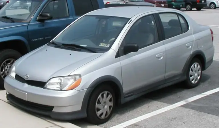 El Toyota Echo de 108 CV se convierte en el fenómeno de los circuitos de California: pilotos profesionales al límite