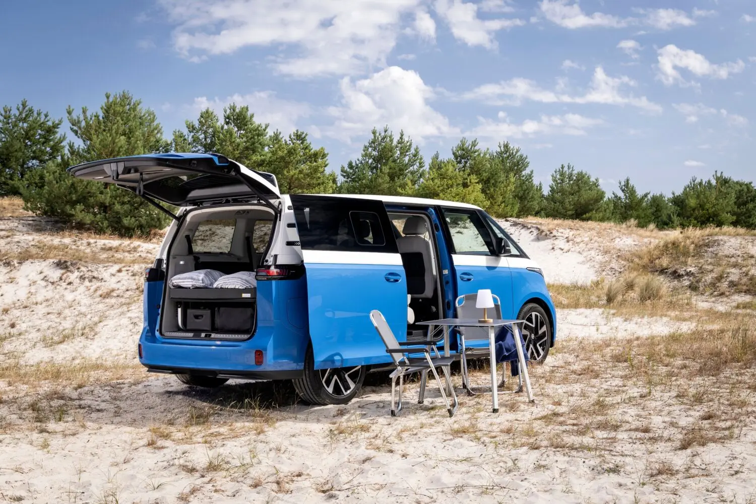 Volkswagen ID. California eléctrica estrena V2L: la primera autocaravana que alimenta el camping