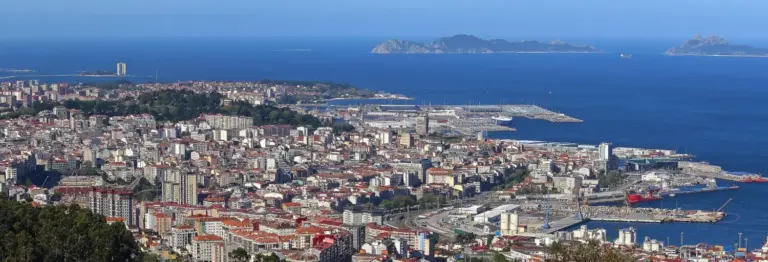 Vigo aprueba su ZBE: multas de 200 euros para 62.100 coches sin etiqueta, B y C