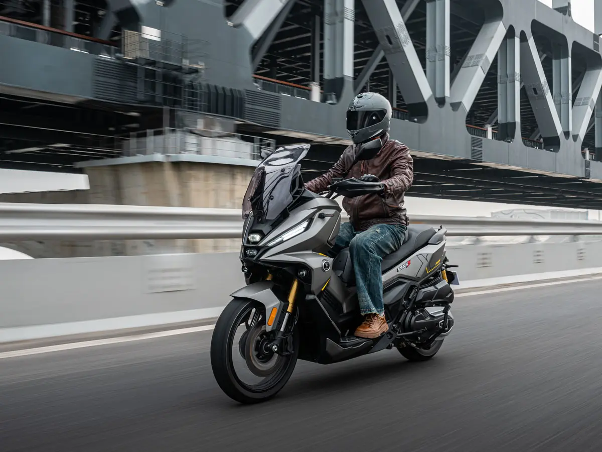Voge SR450X: el scooter trail con radar y bicilíndrico que aterriza en Europa