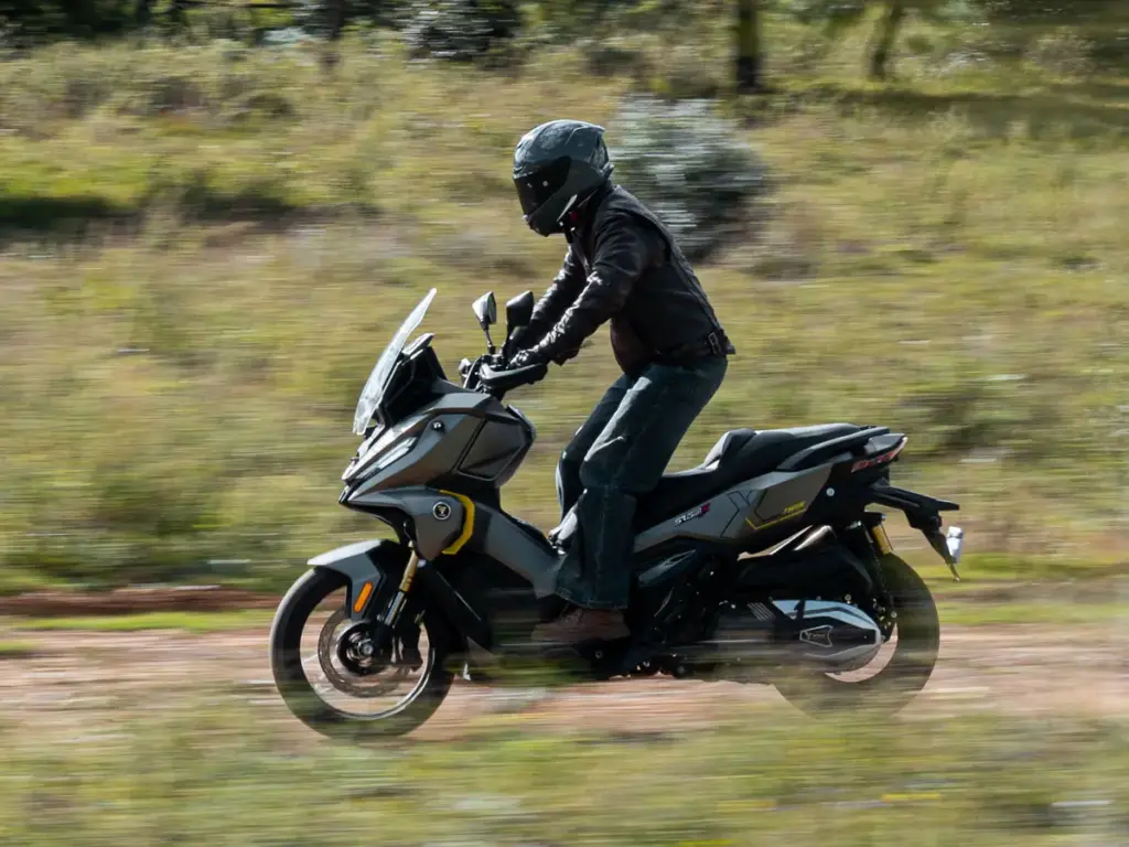 Voge SR450X 2026: Scooter trail bicilíndrico por solo 6.288 euros 2 Motor16 Voge SR450X accion 3 Motor16