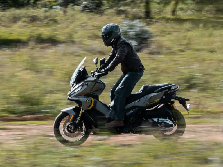 Voge SR450X 2026: Scooter trail bicilíndrico por solo 6.288 euros