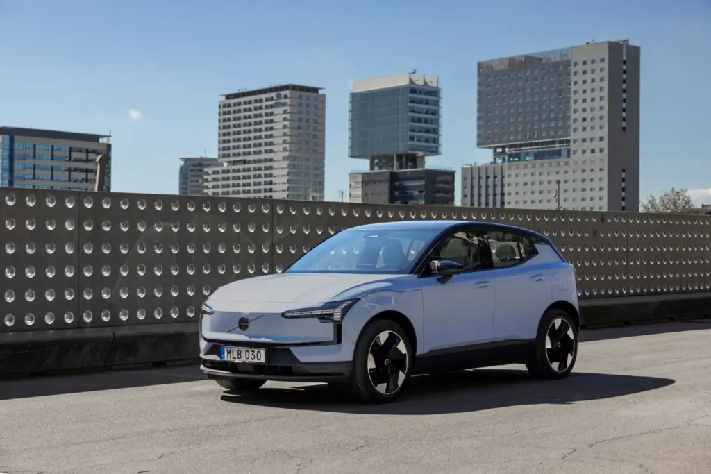 Así reduce Volvo la huella de carbono con su gama eléctrica 1 Motor16 Volvo EX30 Cloud Blue Exterior Motor16