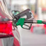Para ahorrar combustible en el coche, revisa la presión de los neumáticos y el aceite y gasta hasta 200 euros menos al año