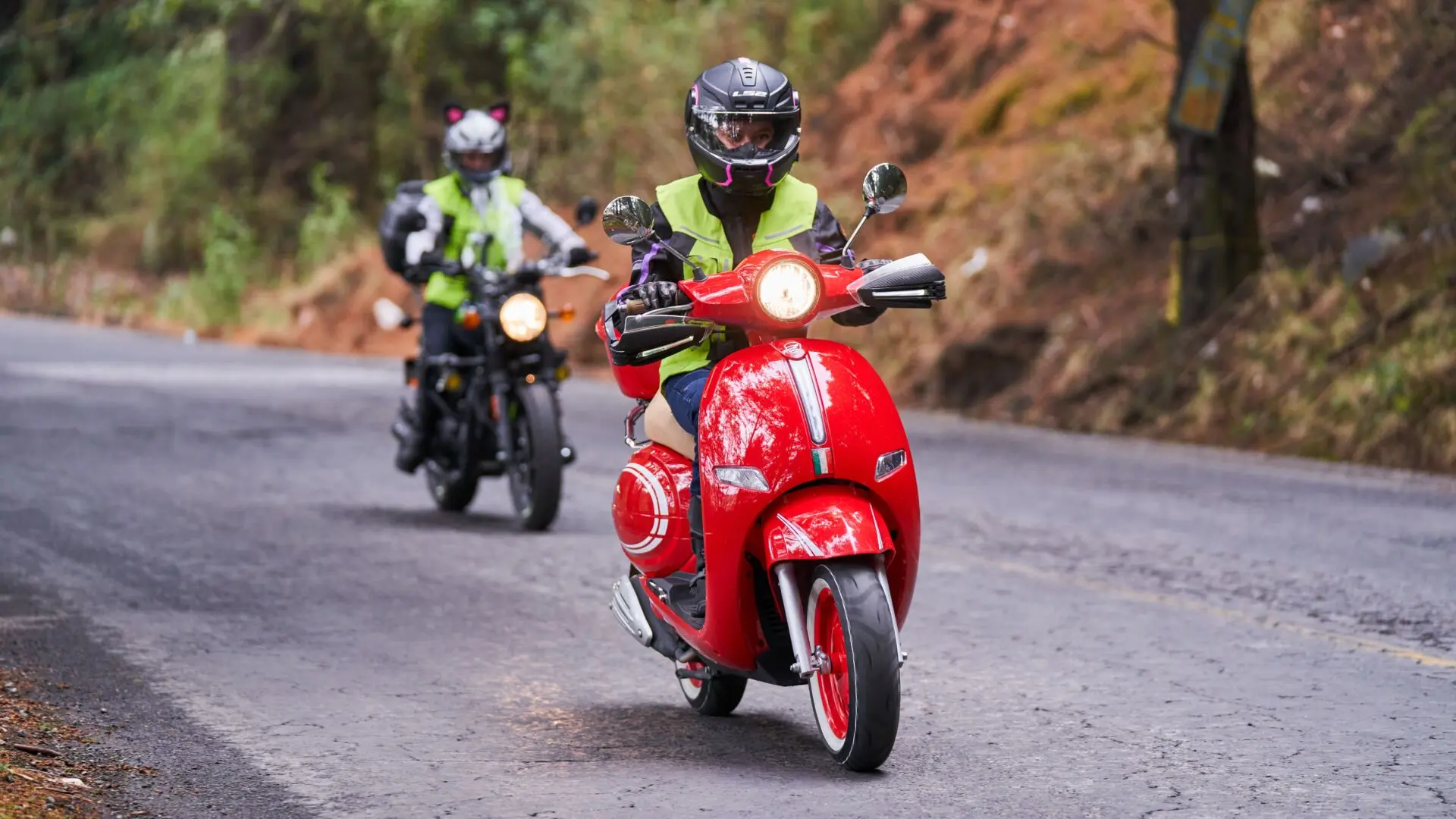 Hoja mojada, menos luz y más fauna: los tres riesgos que exigen más atención al conducir moto en otoño 1 Motor16 seguridad motorista otoño