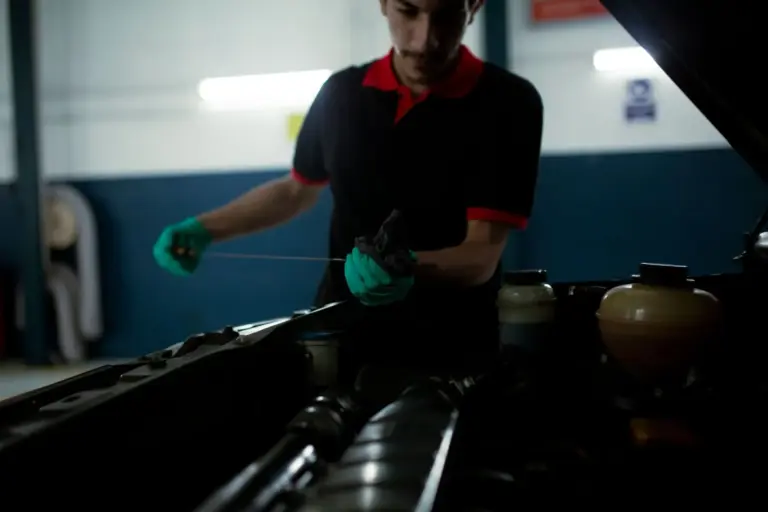 El mejor mecánico de España avisa: alargar el mantenimiento del coche acorta la vida del motor y cuesta 3.000 euros