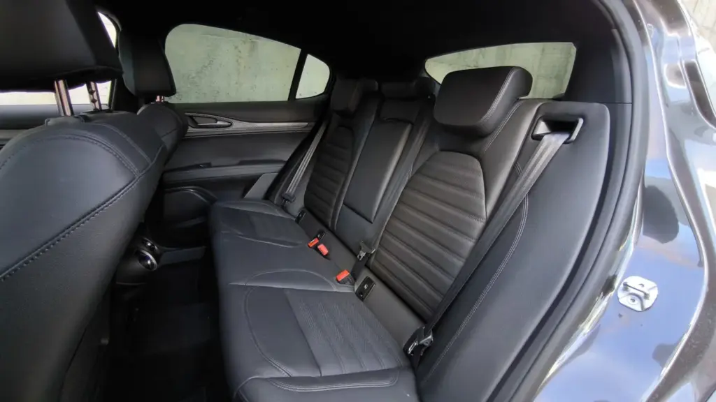 Prueba del Alfa Romeo Stelvio Quadrifoglio: La pureza de la conducción en un SUV único 4 Motor16 Prueba del Alfa Romeo Stelvio Quadrifoglio: La pureza de la conducción en un SUV único