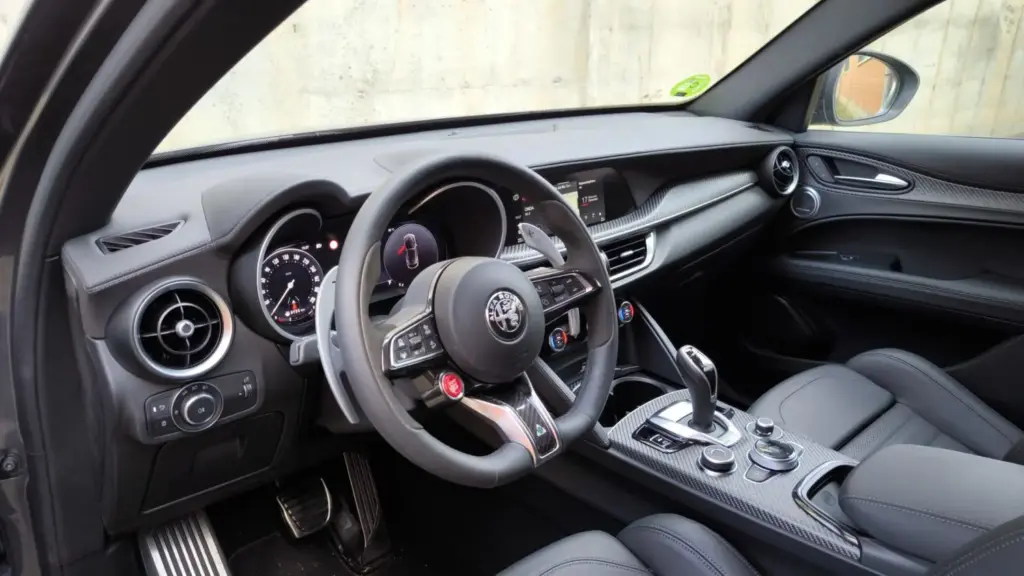 Prueba del Alfa Romeo Stelvio Quadrifoglio: La pureza de la conducción en un SUV único 2 Motor16 Prueba del Alfa Romeo Stelvio Quadrifoglio: La pureza de la conducción en un SUV único