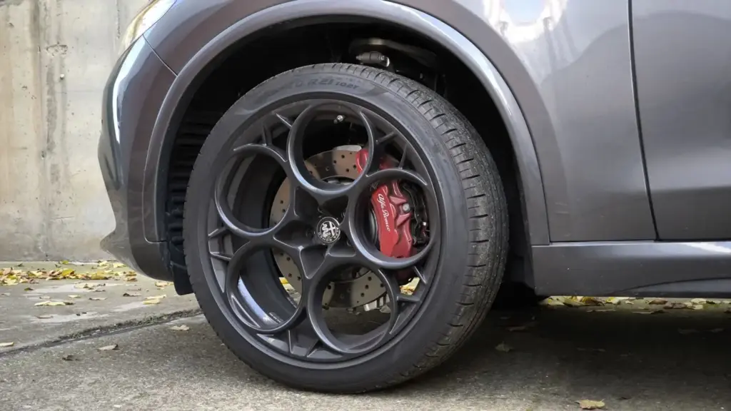 Prueba del Alfa Romeo Stelvio Quadrifoglio: La pureza de la conducción en un SUV único 6 Motor16 alfa romeo stelvio quadrifoglio 7 Motor16