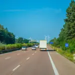La autopista de dos velocidades de Austria: los eléctricos van a 130, los de combustión a 100 y la multa es automática