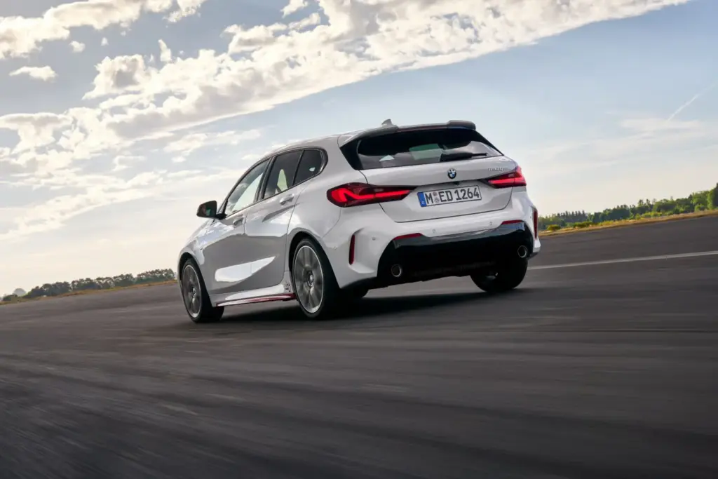 BMW Serie 1: de la tracción trasera a la era digital en cuatro actos 8 Motor16 BMW Serie 1: de la tracción trasera a la era digital en cuatro generaciones