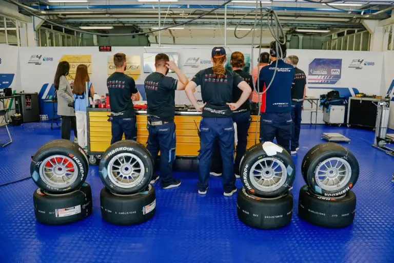 Cadillac F1 enfrenta una demanda por fraude que salpica a Mark Walter y TWG Global
