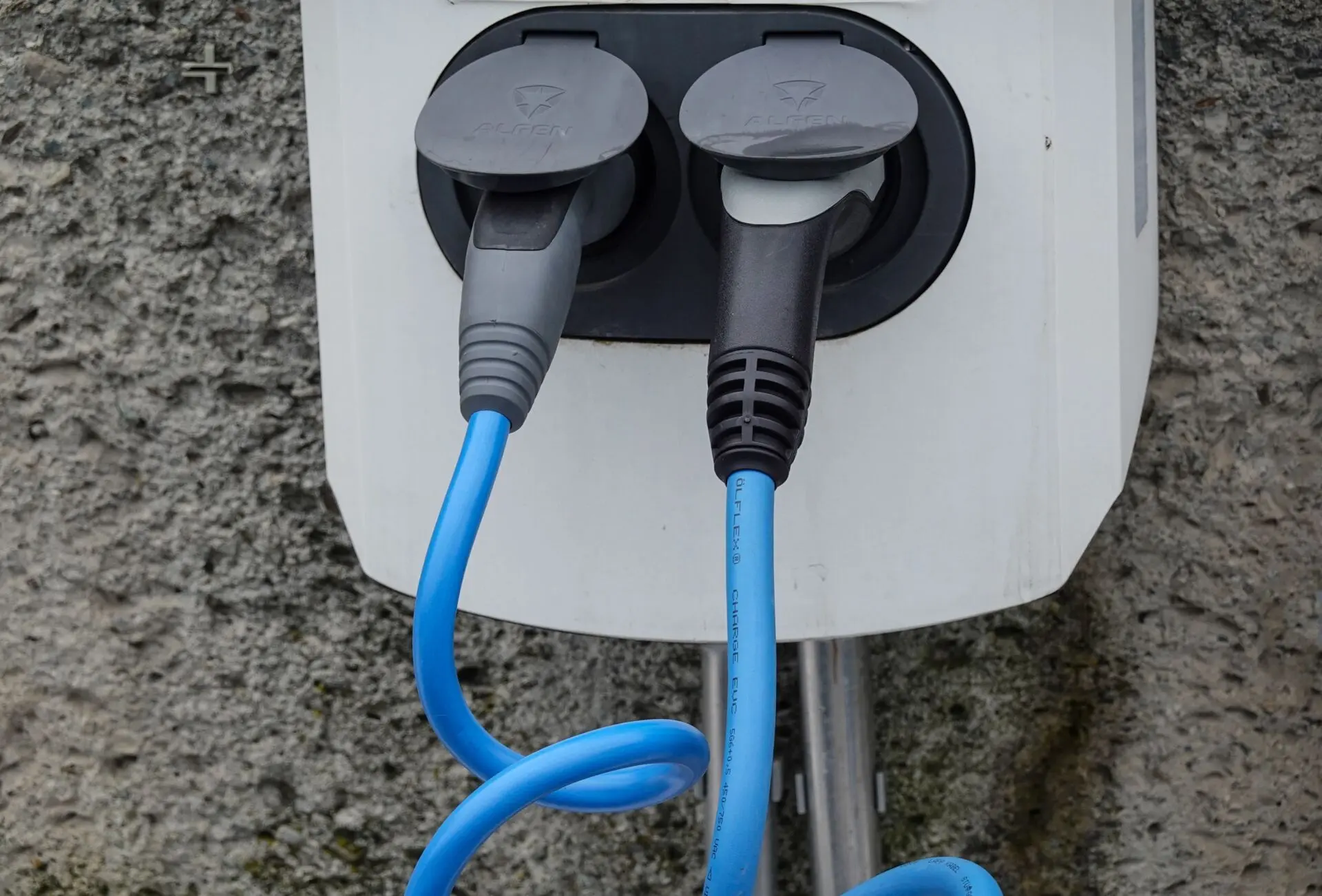 Probamos un cargador coche eléctrico barato de 60 euros: el ahorro frente a los de 300 es real 1 Motor16 cargador schuko 60 euros