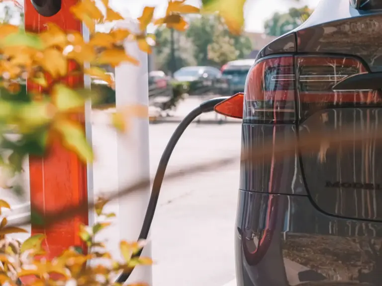 Cargar la batería al 100% no rompe el coche eléctrico: un electricista desmonta el mito y da las claves para alargar su vida
