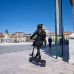 Casco obligatorio en patinete eléctrico desde el 1 de octubre: multas de 200 euros y edad mínima de 15 años