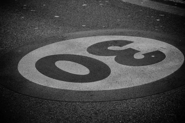 Los círculos blancos de la DGT en las carreteras: qué significan y cuál es la multa por no respetarlos