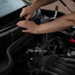 Daños granizo coche: cómo evitar una factura de 800 euros revisando lunas y escobillas