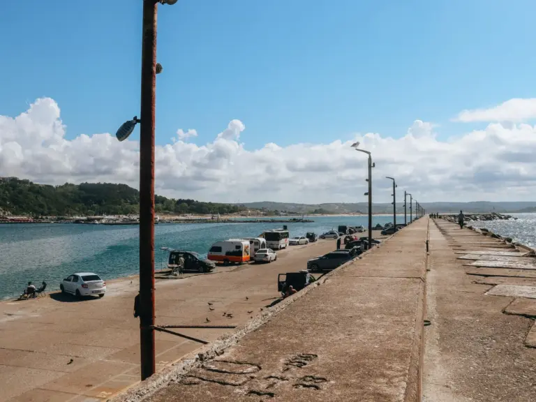 Dormir en autocaravana frente a la playa: qué dice la normativa de la DGT y cuándo puede acabar en multa de 6.000 euros