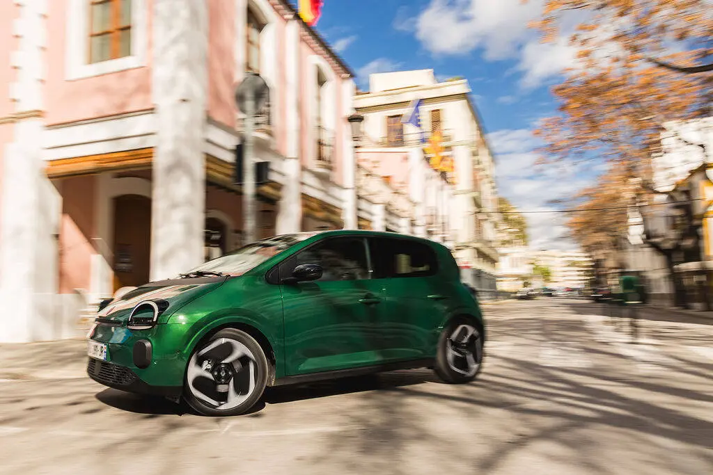 Renault Twingo E-Tech eléctrico: un coche urbano que adapta el color a tu personalidad 2 Motor16 fotos Renault Twingo E TECH 10 Motor16