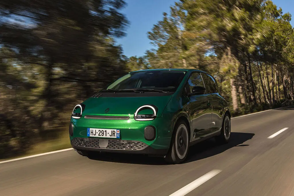 Renault Twingo E-Tech eléctrico: un coche urbano que adapta el color a tu personalidad 15 Motor16 fotos Renault Twingo E TECH 11 Motor16