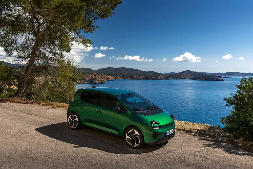 Renault Twingo E-Tech eléctrico: un coche urbano que adapta el color a tu personalidad 16 Motor16 fotos Renault Twingo E TECH 12 Motor16