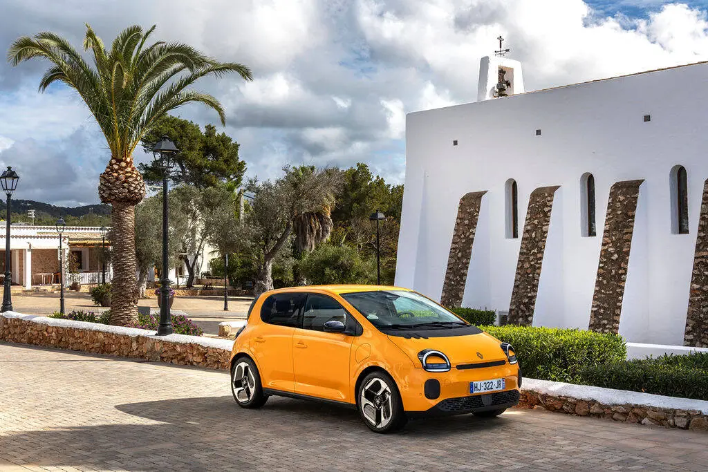 Renault Twingo E-Tech eléctrico: un coche urbano que adapta el color a tu personalidad 6 Motor16 fotos Renault Twingo E TECH 2 Motor16