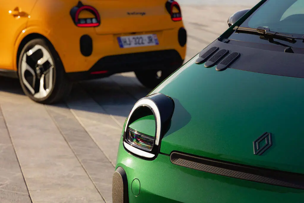 Renault Twingo E-Tech eléctrico: un coche urbano que adapta el color a tu personalidad 4 Motor16 fotos Renault Twingo E TECH 4 Motor16