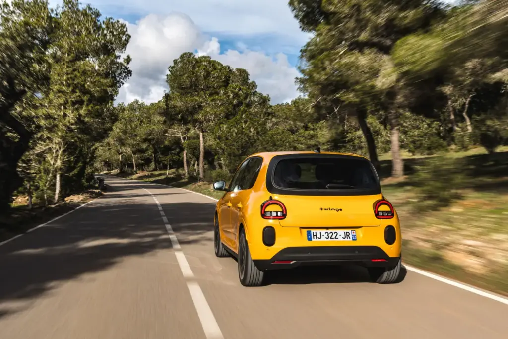 Renault Twingo E-Tech eléctrico: un coche urbano que adapta el color a tu personalidad 1 Motor16 twingo