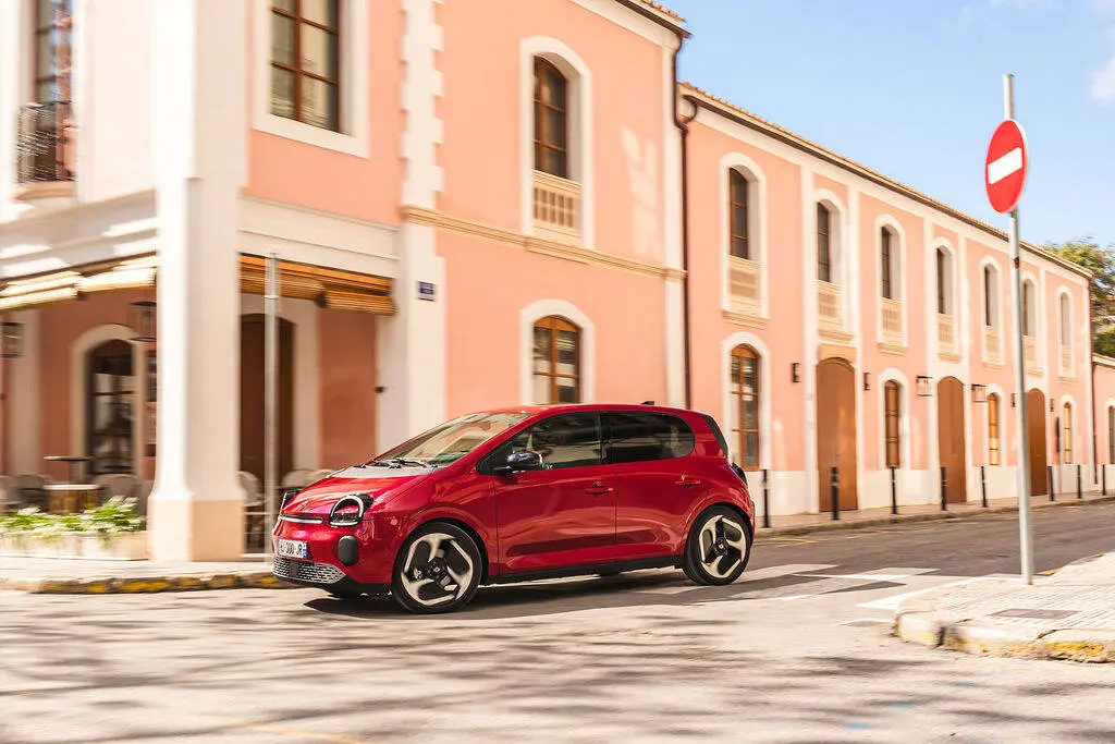 Renault Twingo E-Tech eléctrico: un coche urbano que adapta el color a tu personalidad 3 Motor16 fotos Renault Twingo E TECH 7 Motor16