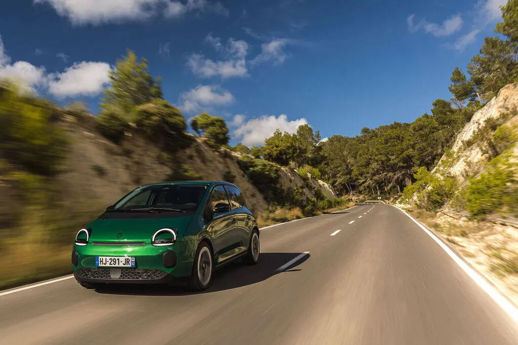 Renault Twingo E-Tech eléctrico: un coche urbano que adapta el color a tu personalidad 13 Motor16 fotos Renault Twingo E TECH 9 Motor16