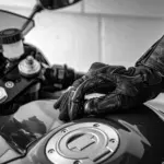 Guantes obligatorios para moto en 2026: la DGT multa con 200 euros a quien no los lleve