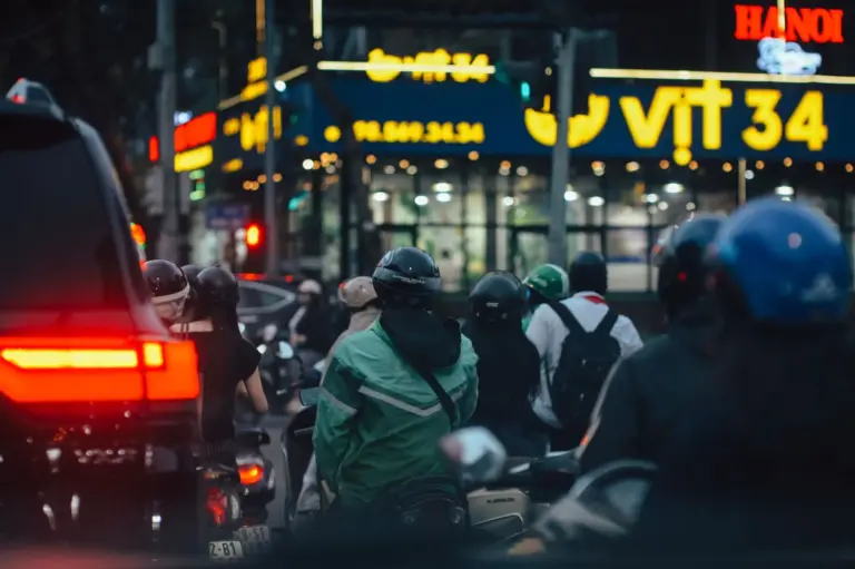 Las horas más peligrosas en moto según la NHTSA: la tarde es el peor momento