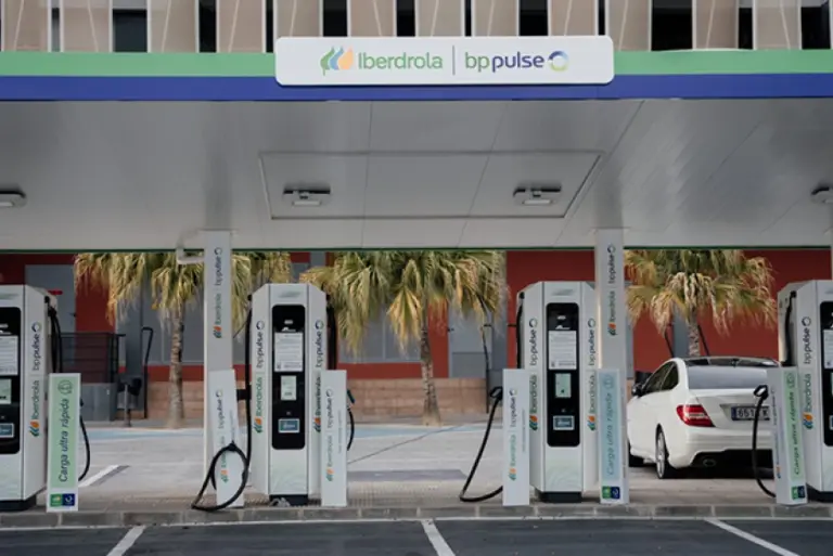 Financiación de la red de recarga: Iberdrola y bp pulse logran 230 millones, la mayor en España para flotas eléctricas