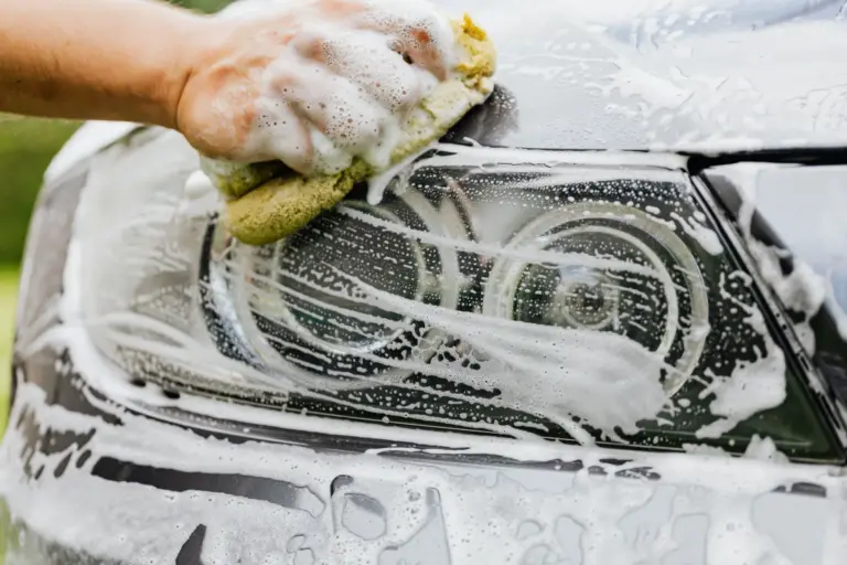 Lavar el coche después de la playa: el salitre arruina la pintura y cuesta 1.500 euros