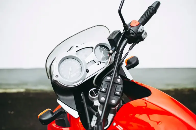 La UE estudia el limitador de velocidad por satélite para motos: así te afectará