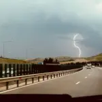 Europa debate limitar a 100 km/h los gasolina y diésel y deja a los eléctricos en 130