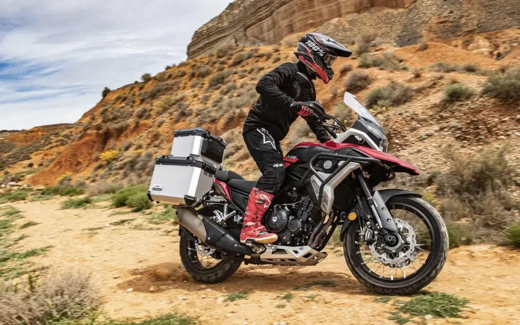 Mejor trail para el carnet A2: ¿Es la Honda NX500 la opción ideal? Estas son sus 6 rivales 6 Motor16 macbor adventure 510cc montana xr5 accion 17 Motor16