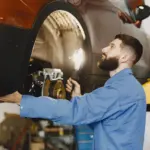Mantenimiento de coche eléctrico: el coste real de frenos, neumáticos y batería de 12V rompe el mito del gasto cero