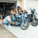 Mantenimiento de moto básico: 5 bricos caseros para olvidarte del taller