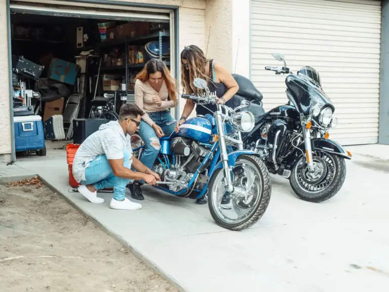 Mantenimiento de moto básico: 5 bricos caseros para olvidarte del taller