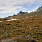 Así son las marcas viales para motoristas en Noruega que reducen los accidentes en curvas